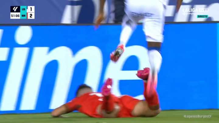 La terrible agresión en el Leganés-Burgos que el VAR inexplicablemente no revisó