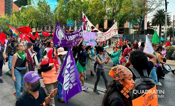 Alzan mil mujeres voz pacíficamente contra violencia de género en CDMX