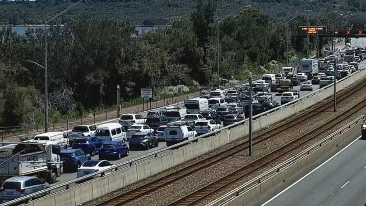 Perth traffic: Kwinana Freeway northbound closed between Canning Highway, South Terrace following rollover