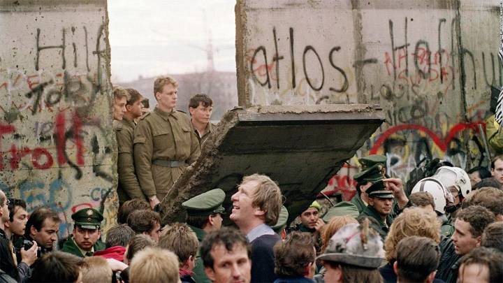 La noche de la caída del Muro de Berlín, la construcción que dividió familias