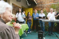 Es la música que abraza: el  Ensamble Coral de la Unam canta en hogares de ancianos