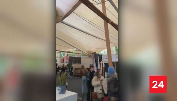 VIDEO: el momento exacto en que lona cayó en plena feria de Vitacura tras lluvia y viento