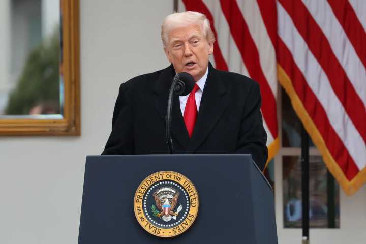 Trump llama “estúpida” a reportera por cuestionarlo sobre Biden