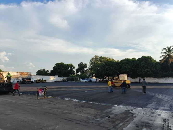Con 453 toneladas de asfalto la Alcaldía de Maracaibo rehabilitó estacionamiento del Teatro Niños Cantores