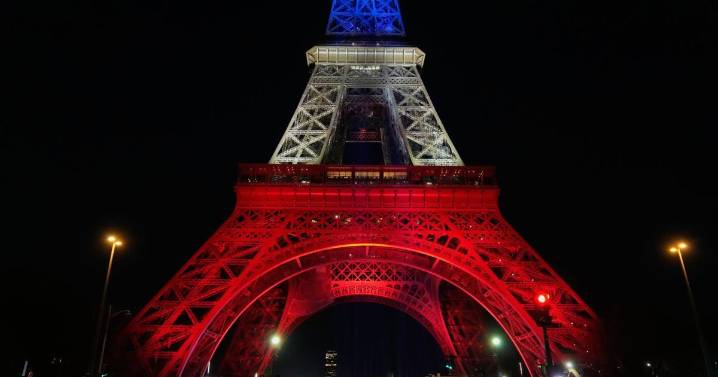 10 años después, Francia recuerda con silencio y ceremonia a las víctimas de los ataques en París