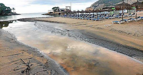 Las últimas lluvias ‘dividen’ en dos la playa de Camp de Mar formando un pequeño torrente