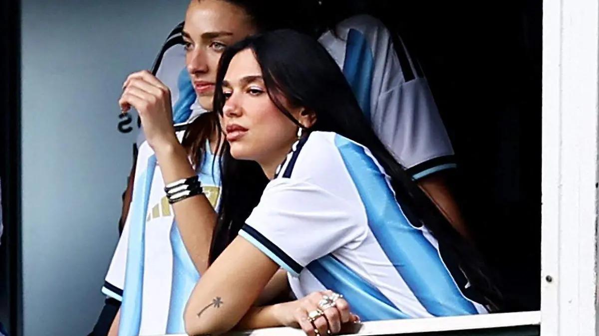 Dua Lipa es team IPhone; regresa teléfono Android a fan