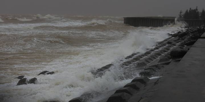 El tifón Kalmaegi dejó al menos 5 muertos y miles de viviendas destrozadas en Vietnam