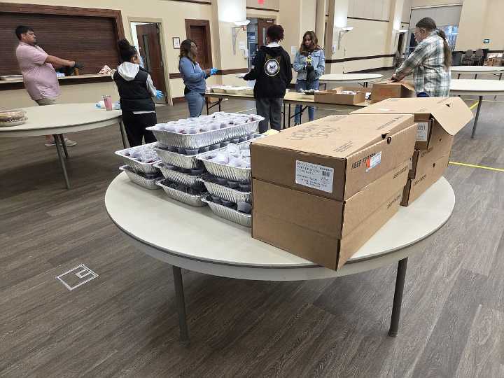 On Thanksgiving, North Little Rock volunteers prepped and delivered hundreds of meals