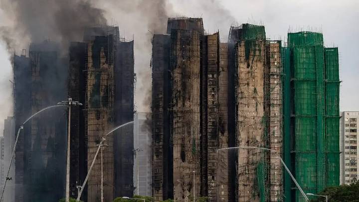 Aumenta a 128 la cifra de muertos por incendio en Hong Kong