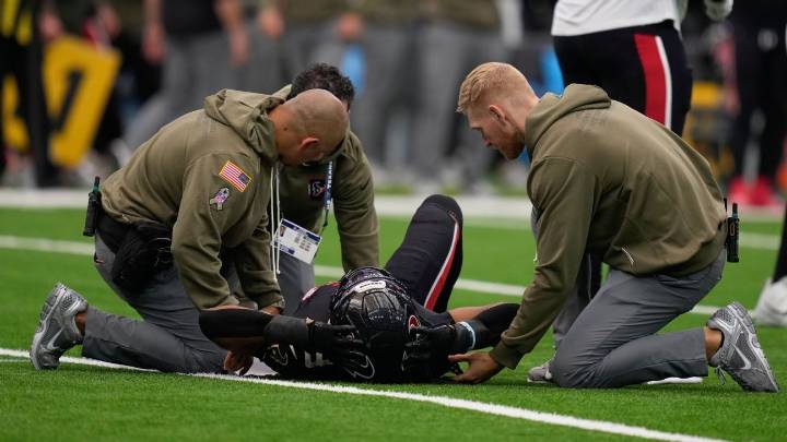 Texans' M.J. Stewart carted off with leg in cast vs. Jaguars