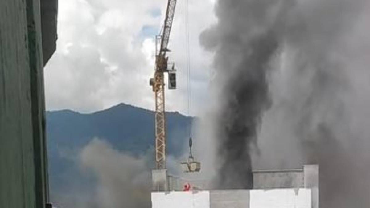 Rescate de película: con una grúa salvaron a obrero atrapado en un incendio en Caldas