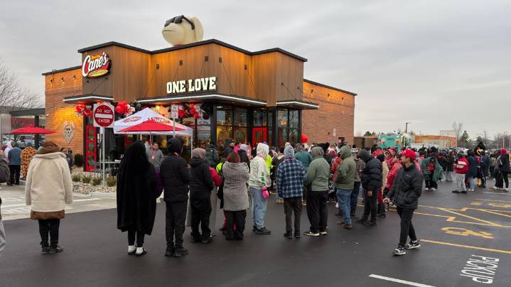 Hundreds gather for grand opening of Kentwood Raising Cane’s