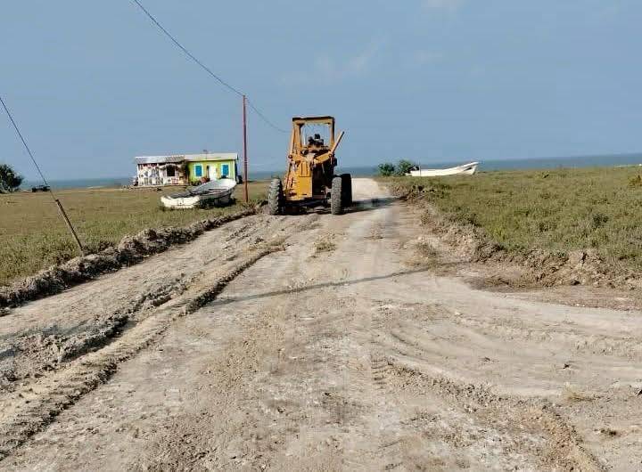 Gobierno Municipal fortalece accesos en campos pesqueros y ejidos con trabajos de mejoramiento de caminos