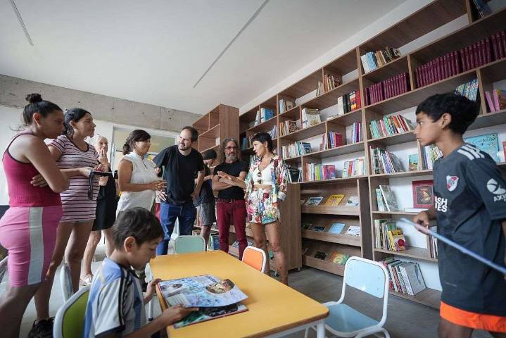 Mayra recorrió el Centro Cultural y Biblioteca del barrio IAPI