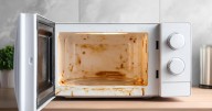 Ni detergente ni bicarbonato: cómo limpiar la grasa del microondas con una mezcla casera y sin esfuerzo 