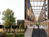 El nuevo mall que abrió esta semana en Santiago con tiendas más baratas, gigantesco pulmón verde y a pasos del Metro