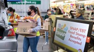 ALERTA, inmigrantes afectados por el corte de SNAP: solicita hoy despensas gratis de estos bancos de alimentos en California