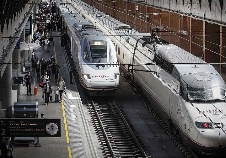 Renfe vuelve a estar obligada a indemnizar a los viajeros por retrasos de 15 minutos en los AVE