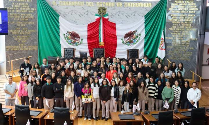 Recibe diputada Joss Vega en el Congreso a estudiantes del COBACH 10