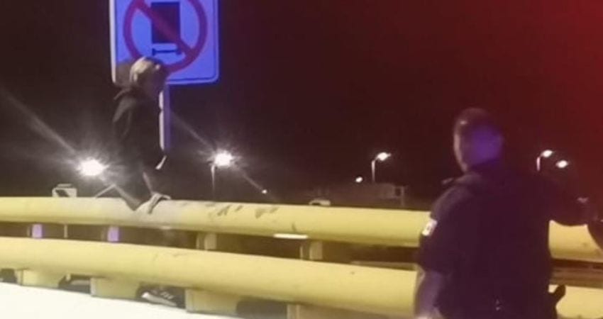 Policías municipales salvan de caer a joven de puente de la Lombardo y Juárez