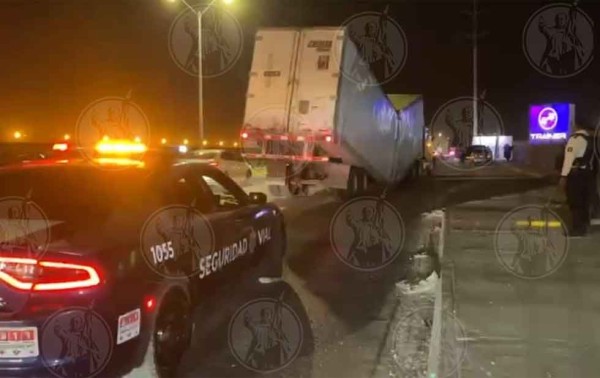 Caja de tráiler se parte en dos por peso de la carga