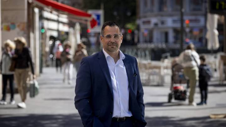 El fiscal Stampa aporta al juez mensajes para mostrar que el PSOE le ofreció rehabilitarle