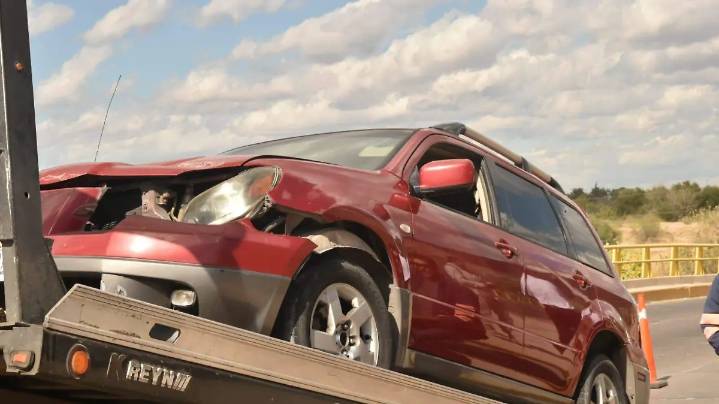 Camioneta se impacta contra muro de contención de puente sobre la Vialidad Sacramento