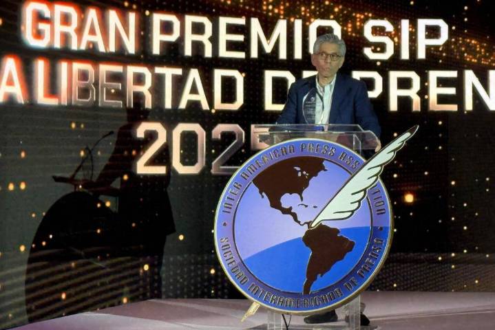 Le dedico este premio a la bala que no me alcanzó: Daniel Coronell, periodista colombiano