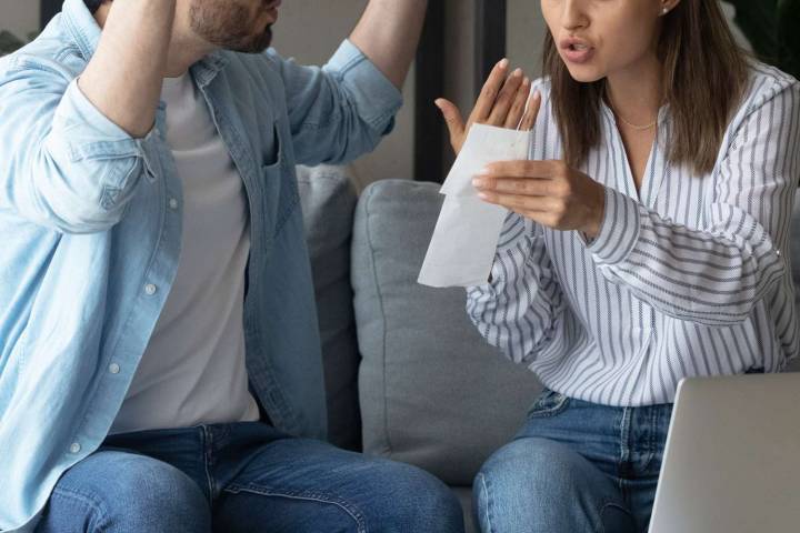 Woman Breaks Up With Boyfriend Who Insists on 50-50 Split Despite Income Gap