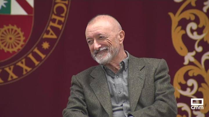 Encuentro de Pérez Reverte con alumnos de Secundaria en Toledo