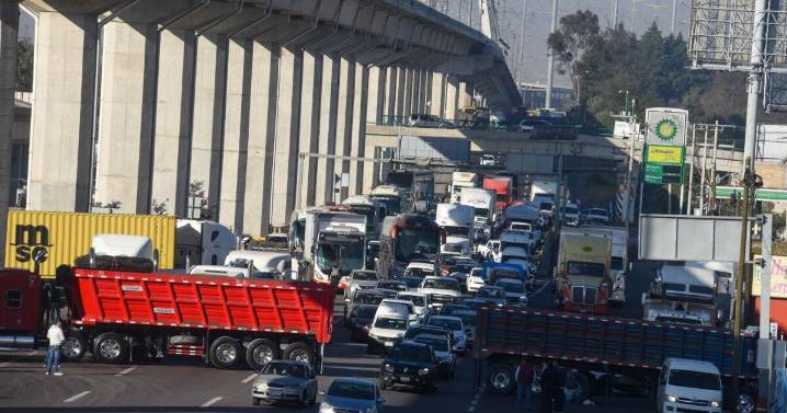 Transportistas liberan algunas vías principales tras varias horas de bloqueos