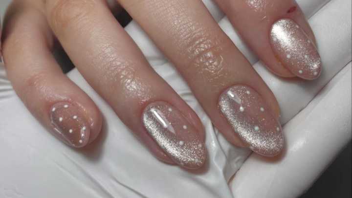 Uñas navideñas terciopelo: la tendencia más femenina del invierno que favorece a las manos maduras