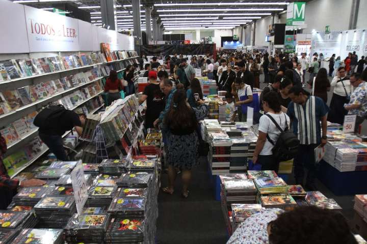 Asistentes a la FIL de Guadalajara buscan ‘Grandeza’, el nuevo libro de AMLO