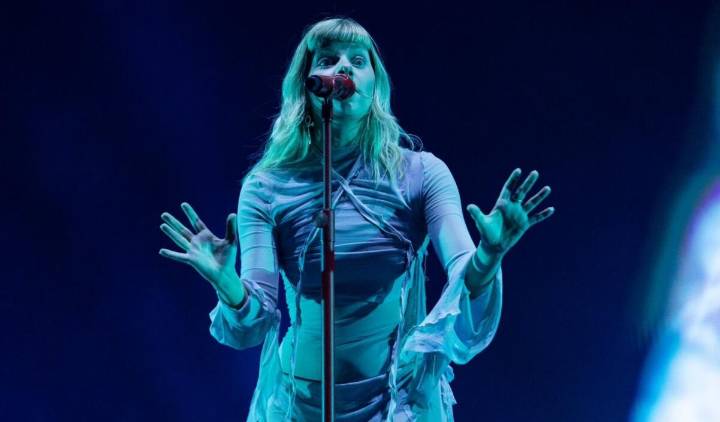 Aurora canta “Taco, taco, barato” en el Corona Capital 2025 y se hace viral