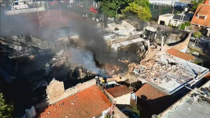 Feroz incendio en dos fábricas de plásticos en Lomas de Zamora: los vecinos fueron evacuados