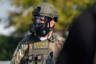 Madre hondureña denuncia que agentes de ICE lanzaron bombas lacrimógenas en su casa: “Me quitaron a mis bebés”