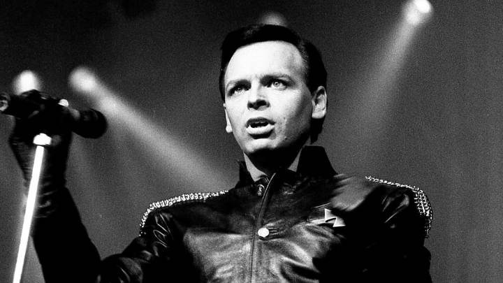 Gary Numan breaks down on stage