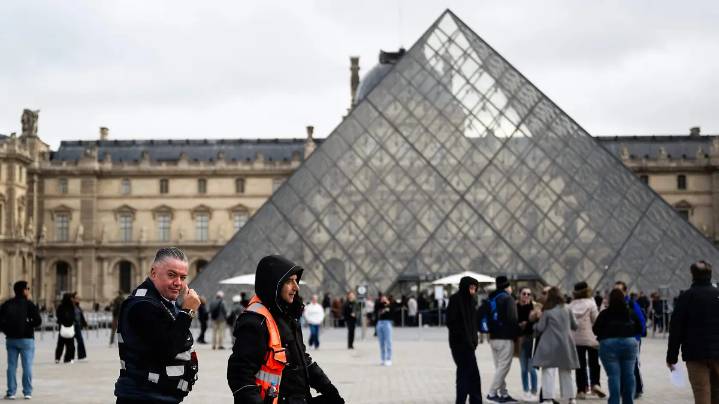 Revelan las ridículas medidas de seguridad que usaba el museo de Louvre antes del robo