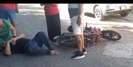 Motociclista derrapa tras enredarse con un cable de telefonía en la colonia Italia de Chetumal