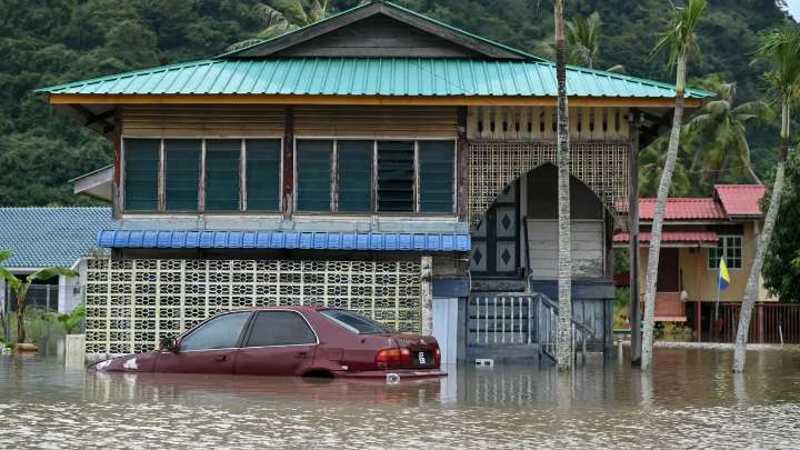 Inundaciones en Tailandia e Indonesia dejan más de 300 muertos y miles de afectados