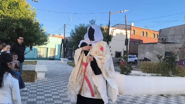 Decenas de personas disfrutaron de la interpretación de leyendas mexicanas en la Ruta del Horror en Parral