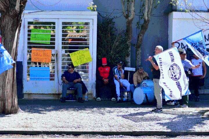 Conflicto en Frigorífico Euro: 160 trabajadores paran por falta de pagos y toman la planta