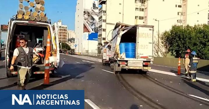 Chocaron dos camiones y un auto en la Autopista 25 de Mayo: demoras en la zona