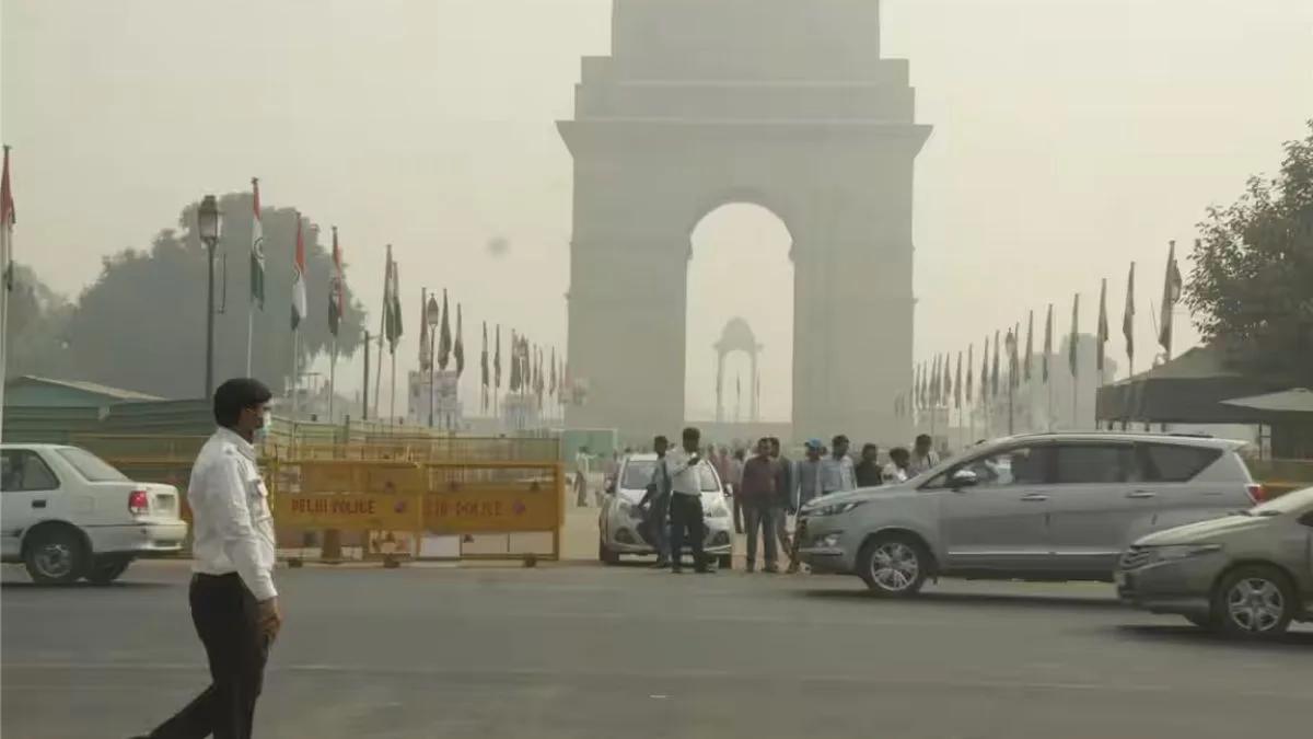 Delhi chokes on deadly smog: AQI rockets past 400, air becomes poison