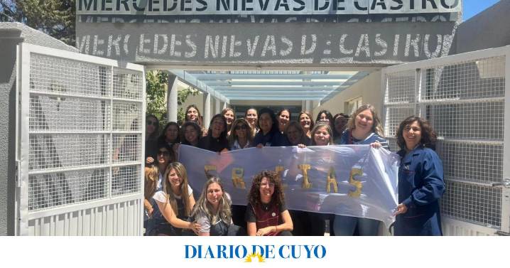 Emotiva despedida a la seño Olguita: fue maestra en Zonda y la homenajearon en su último viaje con globos y carteles