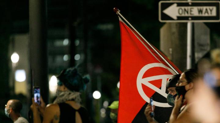 Senadores republicanos presentan un proyecto para codificar la designación terrorista de Antifa