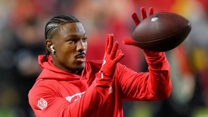 Bills place Mecole Hardman on IR and elevate fellow WR Gabe Davis for game at Texans