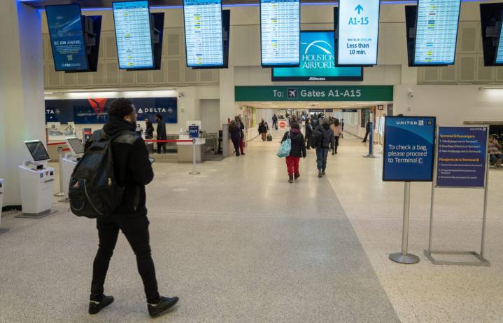 Houston enfrenta decenas de cancelaciones de vuelos por orden federal