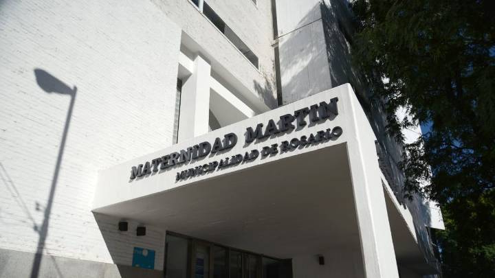 Video: policías asistieron a una mujer que tuvo a su bebé dentro de un auto